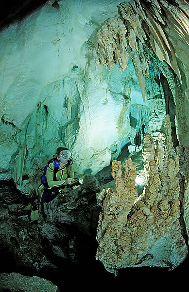 Taucher in Unterwasserhoehle Cueva Taina