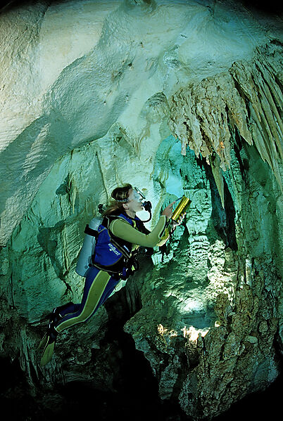 Taucher in Unterwasserhoehle Cueva Taina
