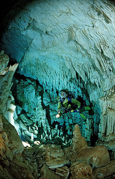 Taucher in Unterwasserhoehle Cueva Taina