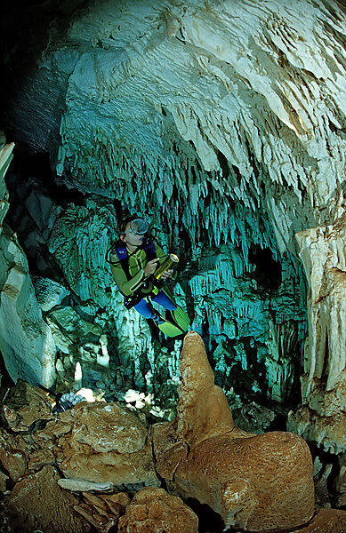 Taucher in Unterwasserhoehle Cueva Taina