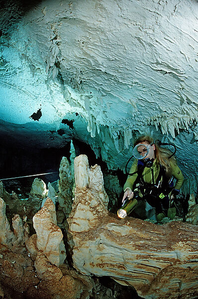 Taucher in Unterwasserhoehle Cueva Taina