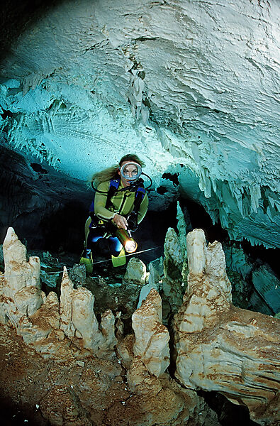 Taucher in Unterwasserhoehle Cueva Taina
