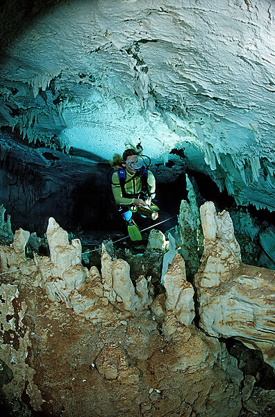 Taucher in Unterwasserhoehle Cueva Taina