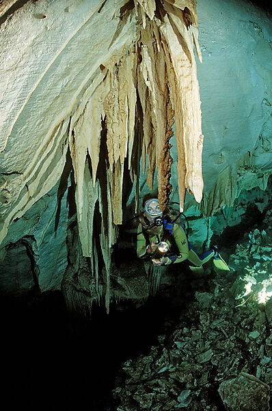 Taucher in Unterwasserhoehle Cueva Taina