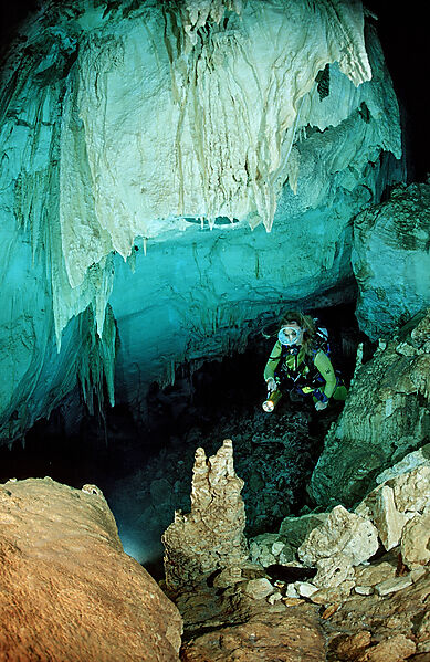 Taucher in Unterwasserhoehle Cueva Taina