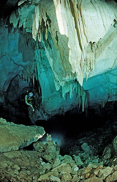 Taucher in Unterwasserhoehle Cueva Taina