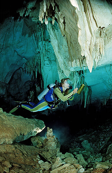 Taucher in Unterwasserhoehle Cueva Taina