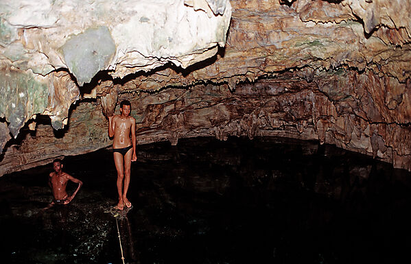Einheimische in Hoehle Cueva Taina