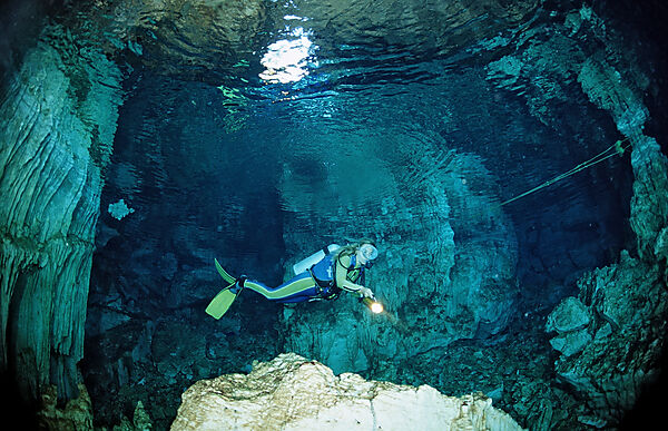 Taucher in Unterwasserhoehle Cueva Taina