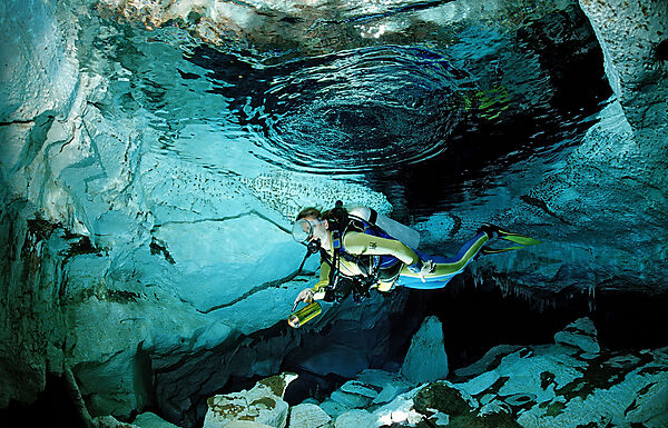 Taucher in Unterwasserhoehle Cueva Taina