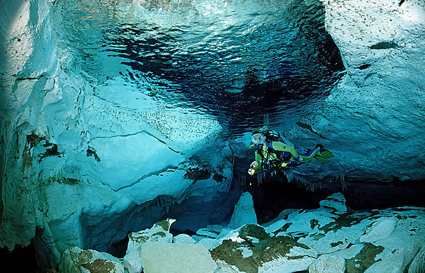 Taucher in Unterwasserhoehle Cueva Taina