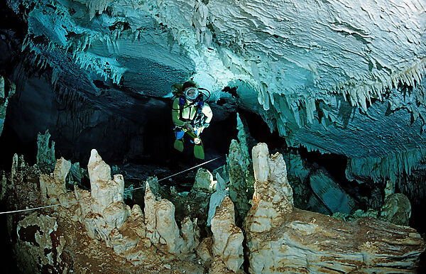 Taucher in Unterwasserhoehle Cueva Taina