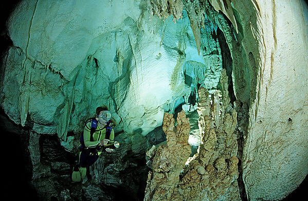 Taucher in Unterwasserhoehle Cueva Taina