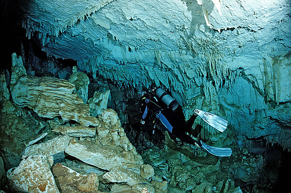 Taucher in Unterwasserhoehle Cueva Taina