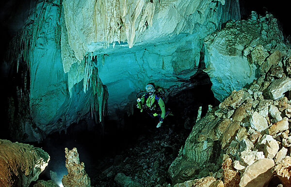 Taucher in Unterwasserhoehle Cueva Taina