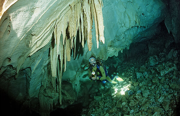 Taucher in Unterwasserhoehle Cueva Taina