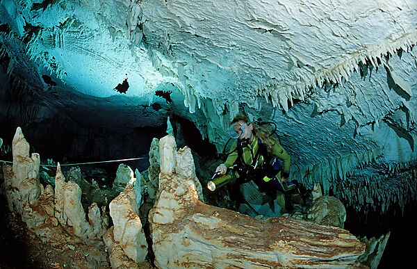 Taucher in Unterwasserhoehle Cueva Taina