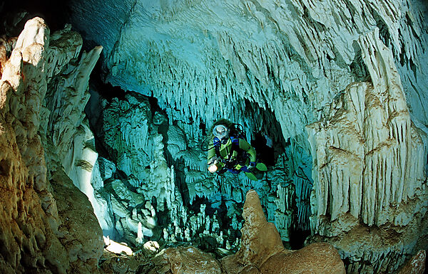 Taucher in Unterwasserhoehle Cueva Taina