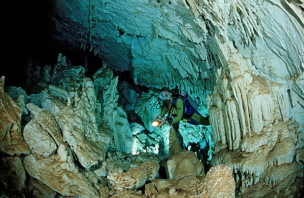 Taucher in Unterwasserhoehle Cueva Taina