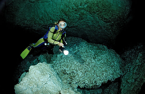 Taucher in Unterwasserhoehle Laguna Pepe