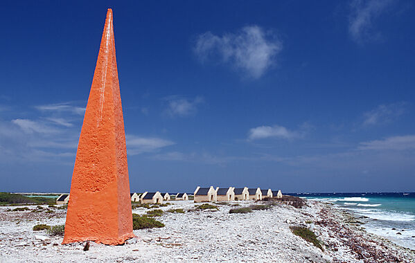 Sklavenhuetten Red Slaves und roter Obelisk