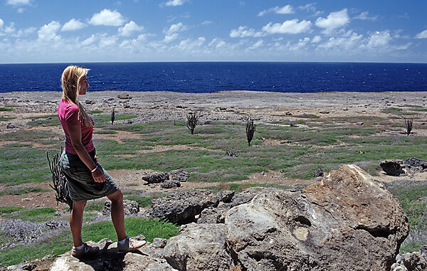 Frau und Wuestenlandschaft