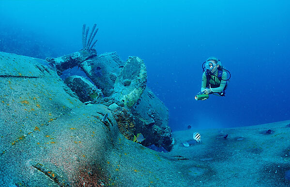 Taucher am Hilma Hooker Schiffswrack