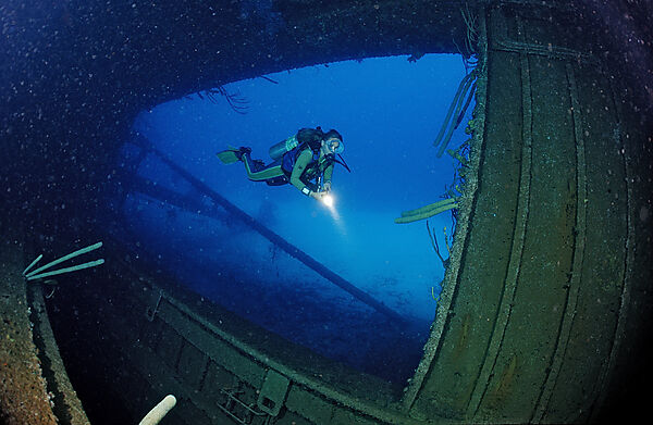 Taucher am Hilma Hooker Schiffswrack