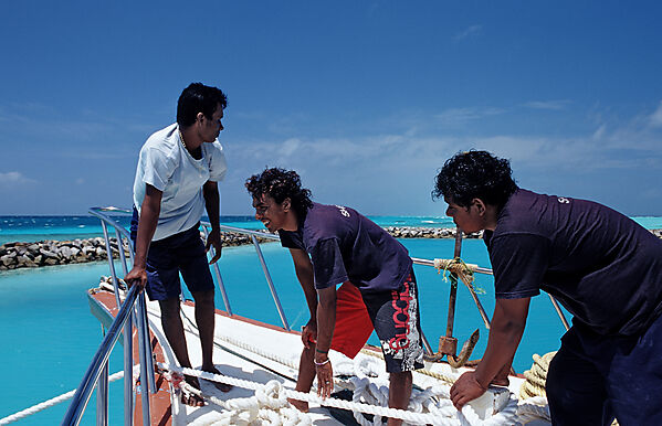 Tauchboot ankert vor Insel