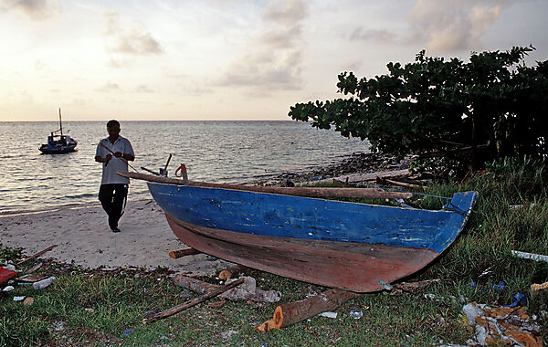 Malediver und Dhoni am Strand