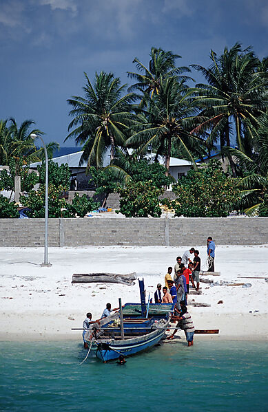 Malediver und Dhoni am Strand