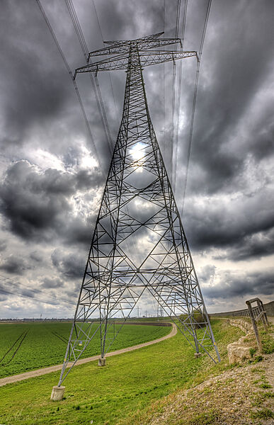 Wolkenhimmel und Strommast
