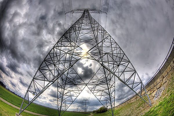 Strommast und Wolkenhimmel