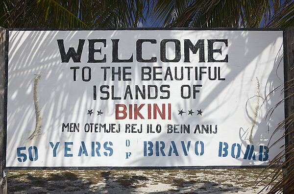 Schild auf Bikini