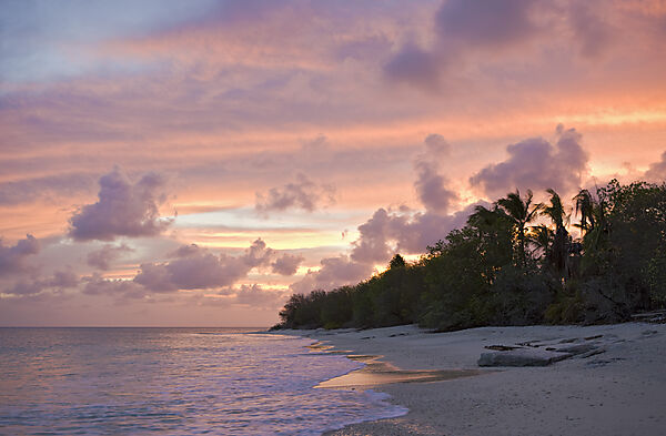 Strand von Bikini bei Sonnenuntergang