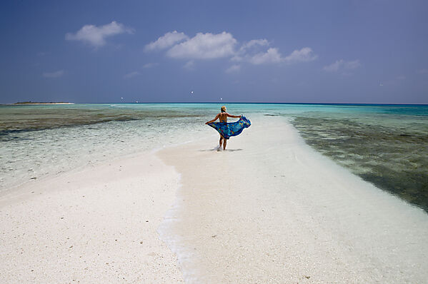 Touristin am Strand von Bikini