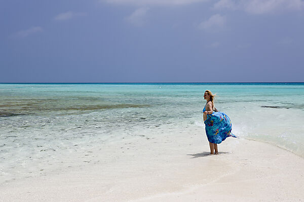 Touristin am Strand von Bikini