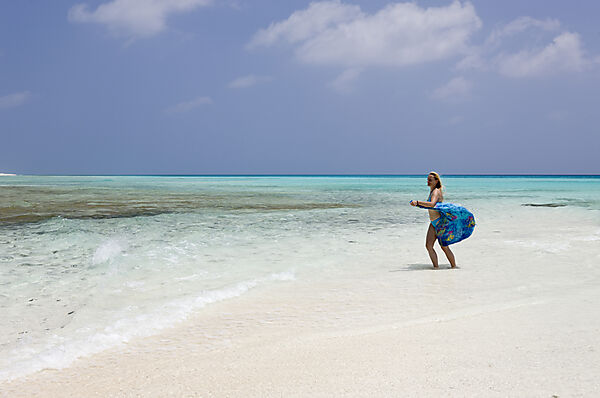 Touristin am Strand von Bikini