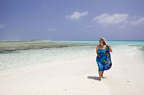 Touristin am Strand von Bikini