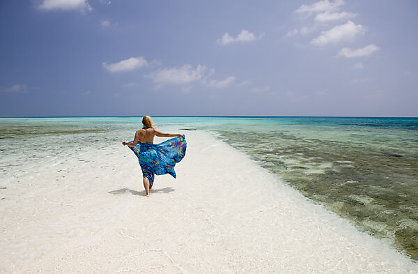 Touristin am Strand von Bikini