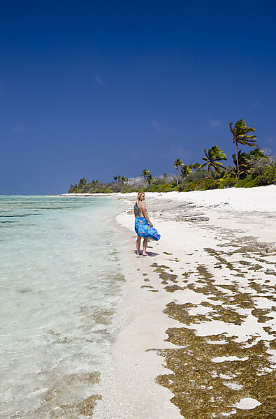 Touristin am Strand von Bikini