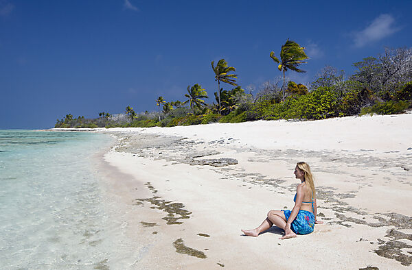 Touristin am Strand von Bikini