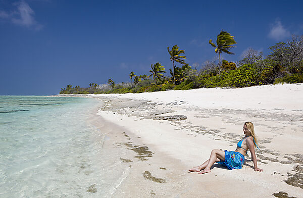 Touristin am Strand von Bikini