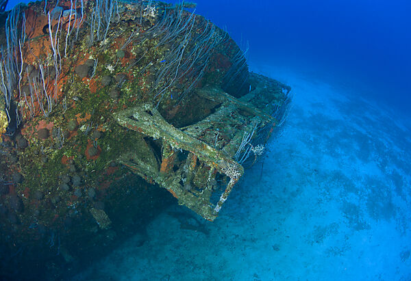 Gestell mit Wasserbomben am Wrack USS Anderson