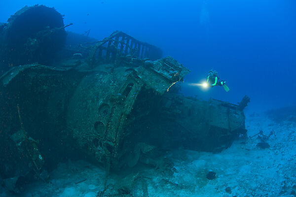 Taucher an der Bruecke der USS Anderson