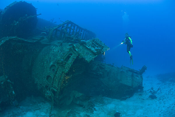 Taucher an der Bruecke der USS Anderson
