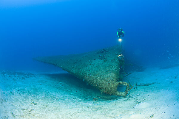 Taucher am Bug der USS Anderson