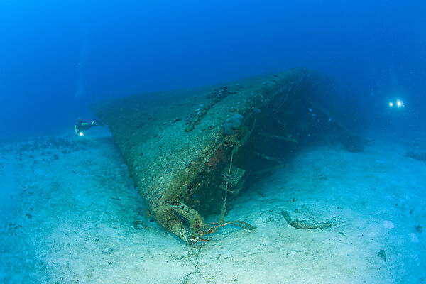 Taucher am Bug der USS Anderson