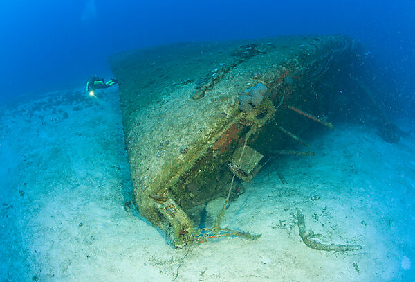 Taucher am Bug der USS Anderson