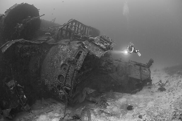Taucher an der Bruecke der USS Anderson